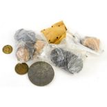 A large quantity of commemorative coins, tokens, cartwheel pennies etc. (AF).
