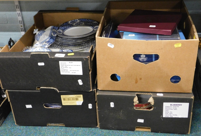 Various boxed cabinet plates, to include Aynsley, Royal Albert, a quantity of Wood & Sons Khotan blu