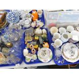 Decorative china and effects, to include Lilliput Lane Clare Cottage and various other cottages, gla