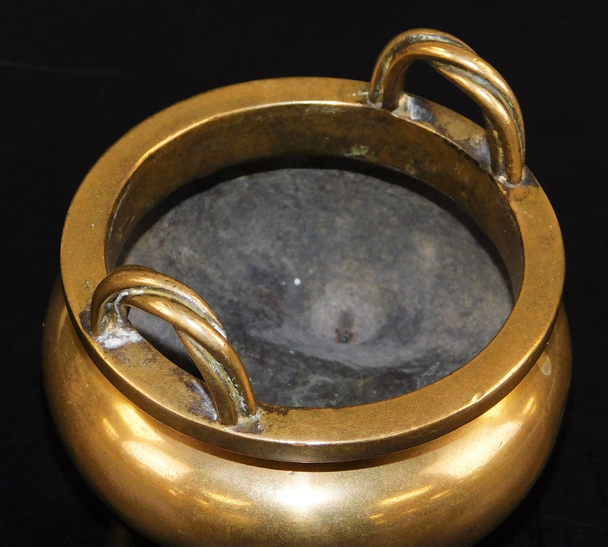 A Chinese bronze tripod censer, with bulbous body and twisted loop handles, six character Xuande - Image 5 of 6