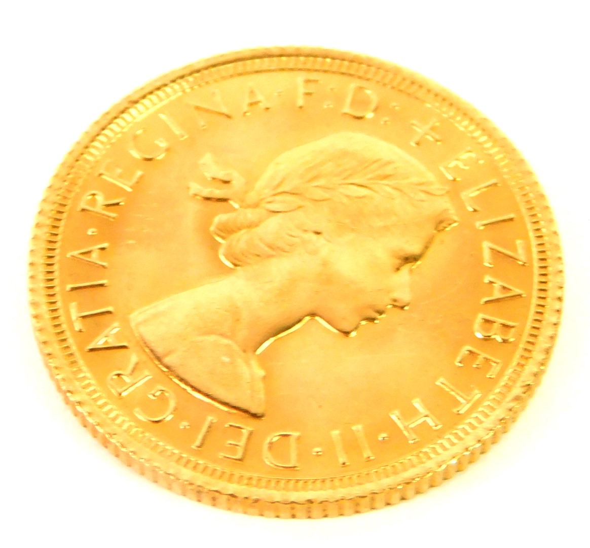 An Elizabeth II full gold sovereign 1967, 8.0g., with a display strut frame. - Image 3 of 3