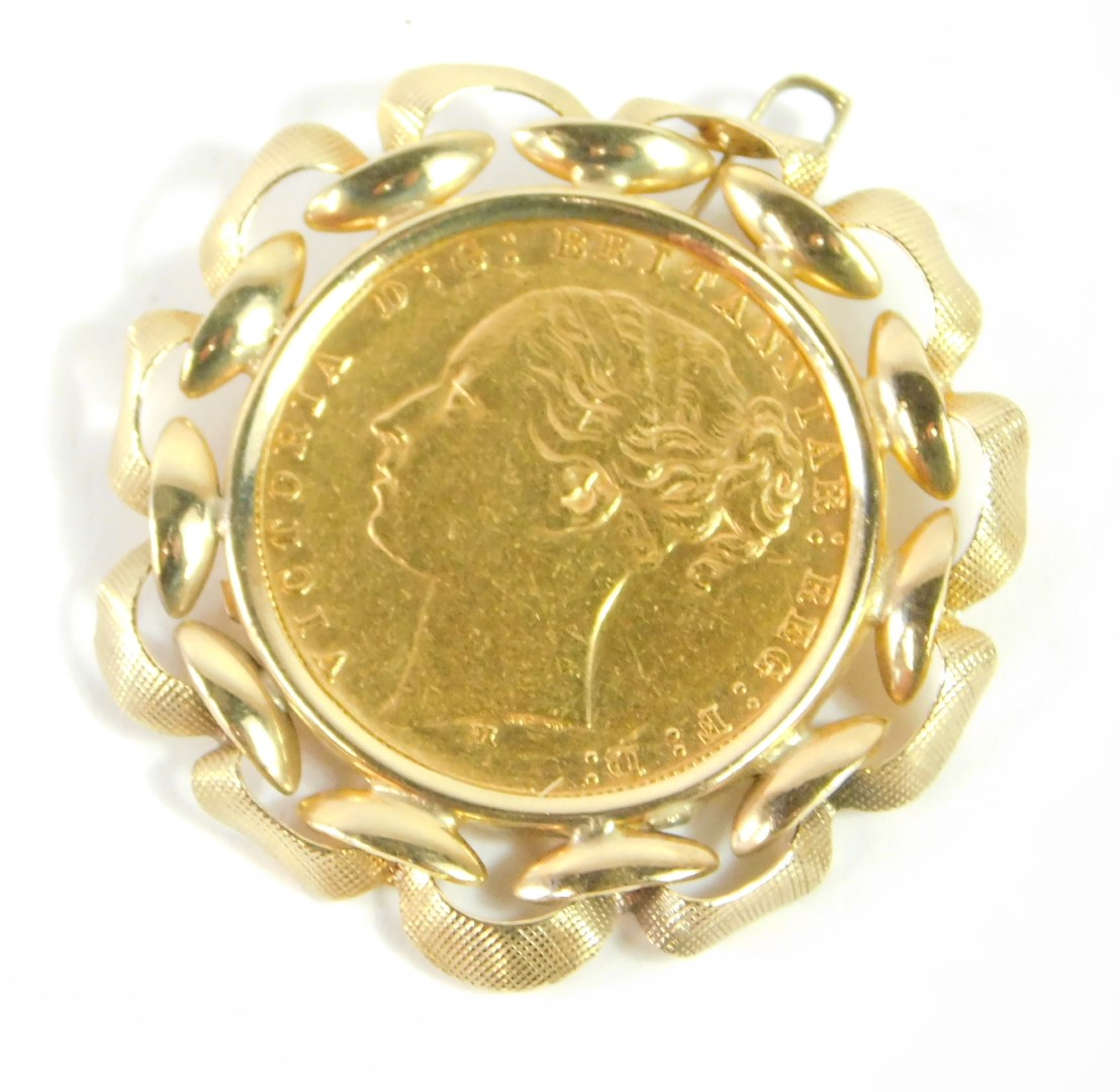 A Queen Victorian young head full gold sovereign 1879, in a yellow metal pendant mount, 10.0g all - Image 2 of 2