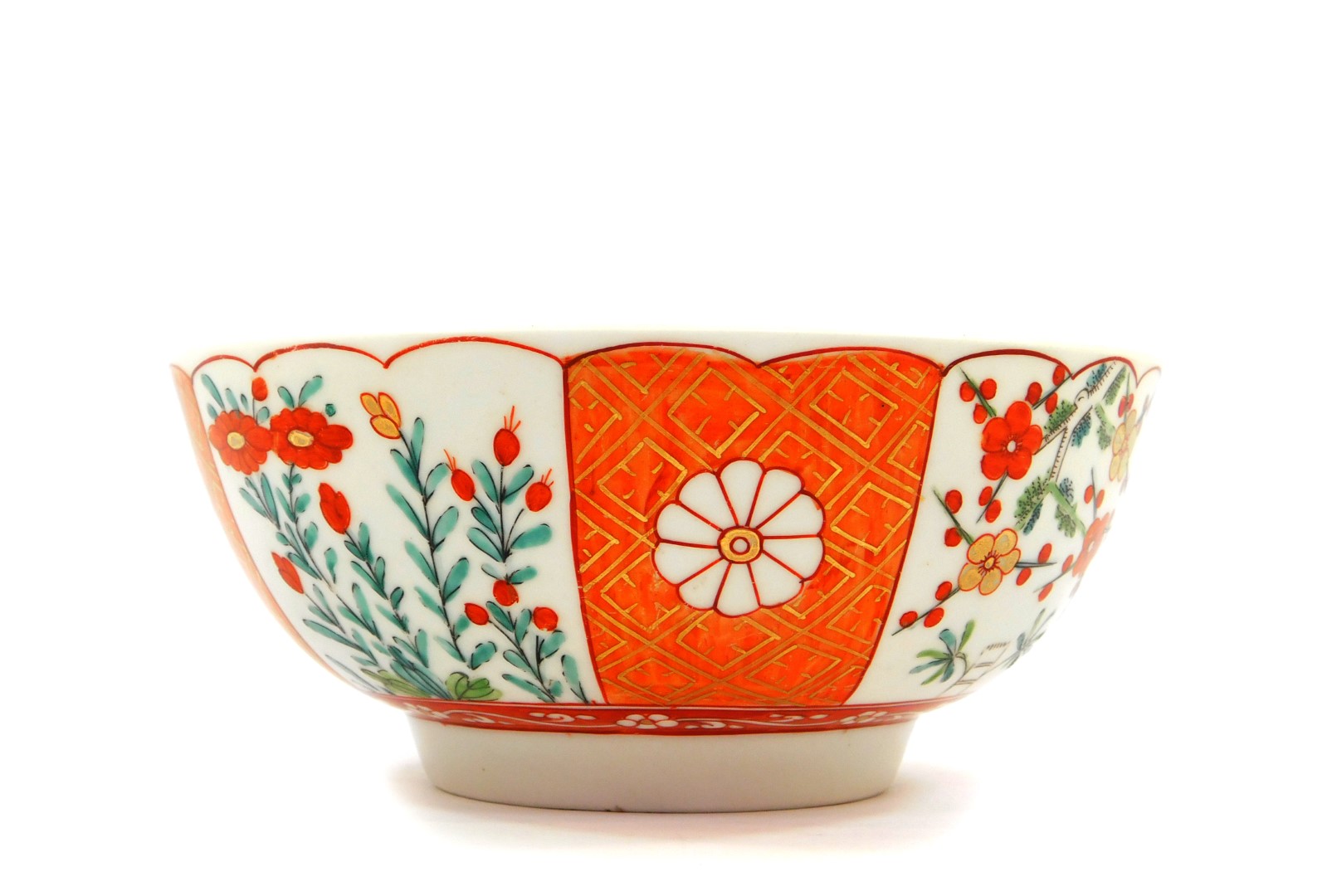 A Worcester First Period porcelain slop bowl, decorated in the Scarlet Japan pattern, 15cm