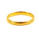 A 22ct gold wedding band, size P/Q, 2.5g.