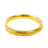 A 22ct gold wedding band, size O/P, 2.8g.