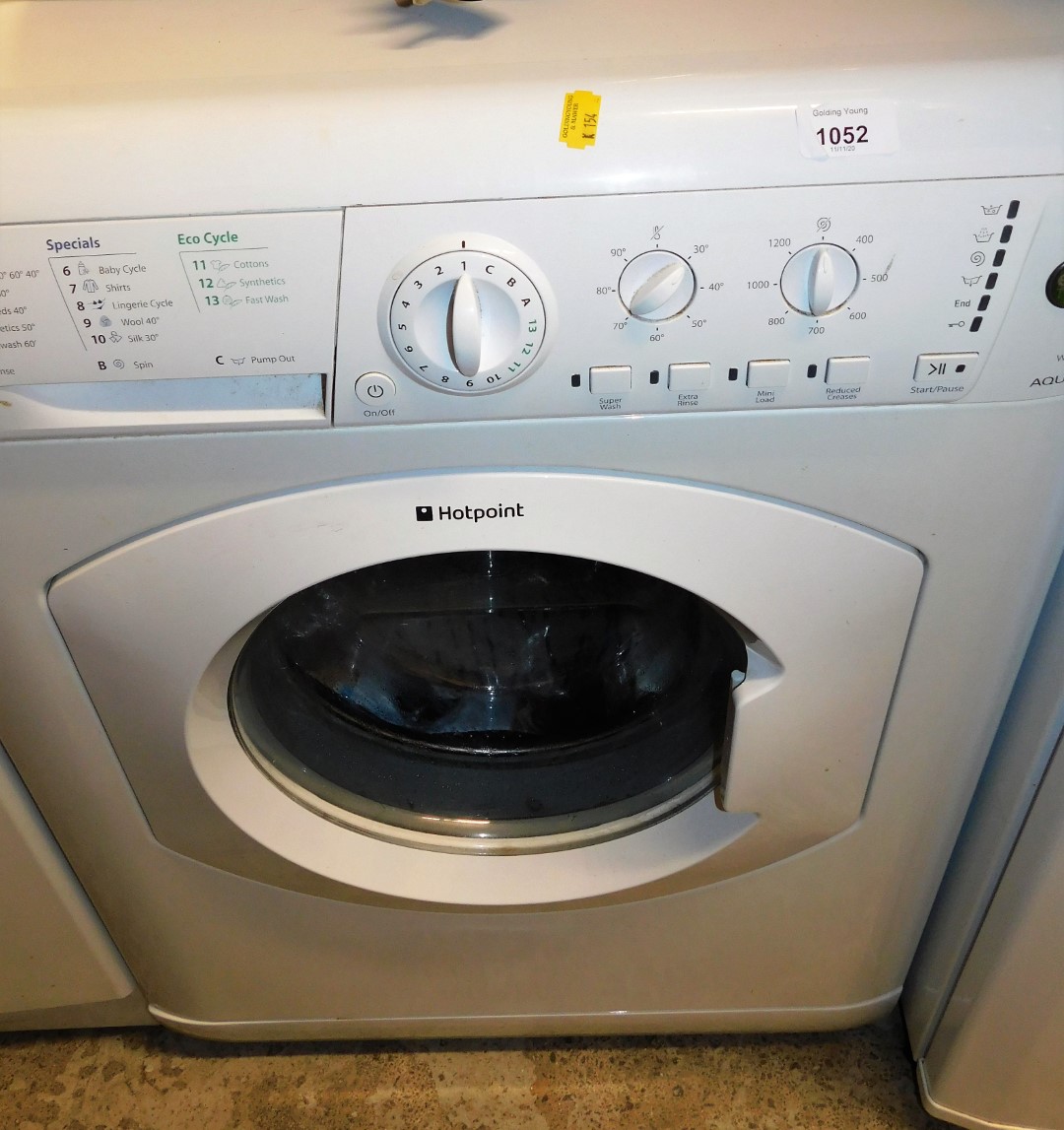 A Hotpoint Aquarius 6kg WML520 washing machine, 85cm high, 61cm wide, 55cm deep.