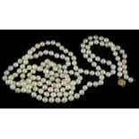 A cultured pearl necklace and bracelet, comprising a cultured pearl longuard type necklace, 59cm