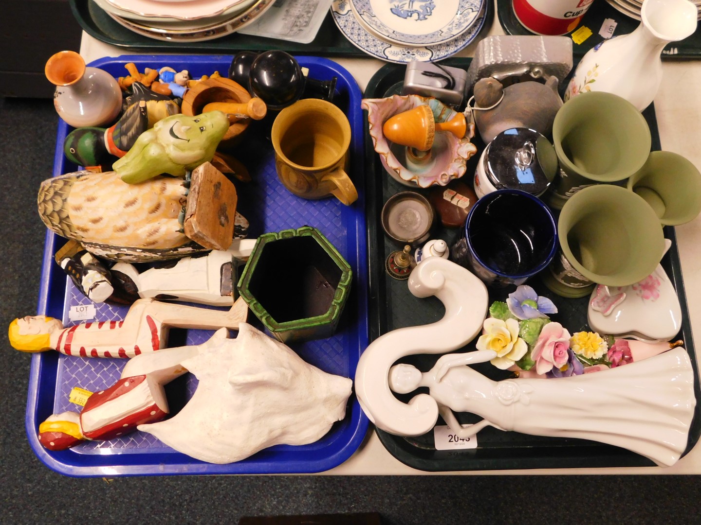 Pottery and porcelain, including two Aynsley graduated dishes decorated in the Wild Tudor pattern, - Image 2 of 3