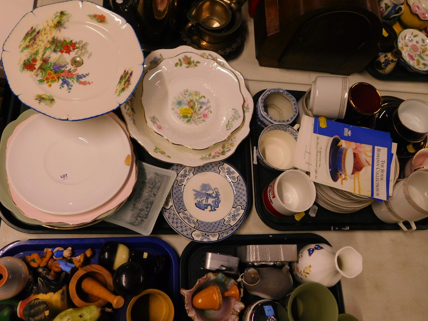 Pottery and porcelain, including two Aynsley graduated dishes decorated in the Wild Tudor pattern, - Image 3 of 3