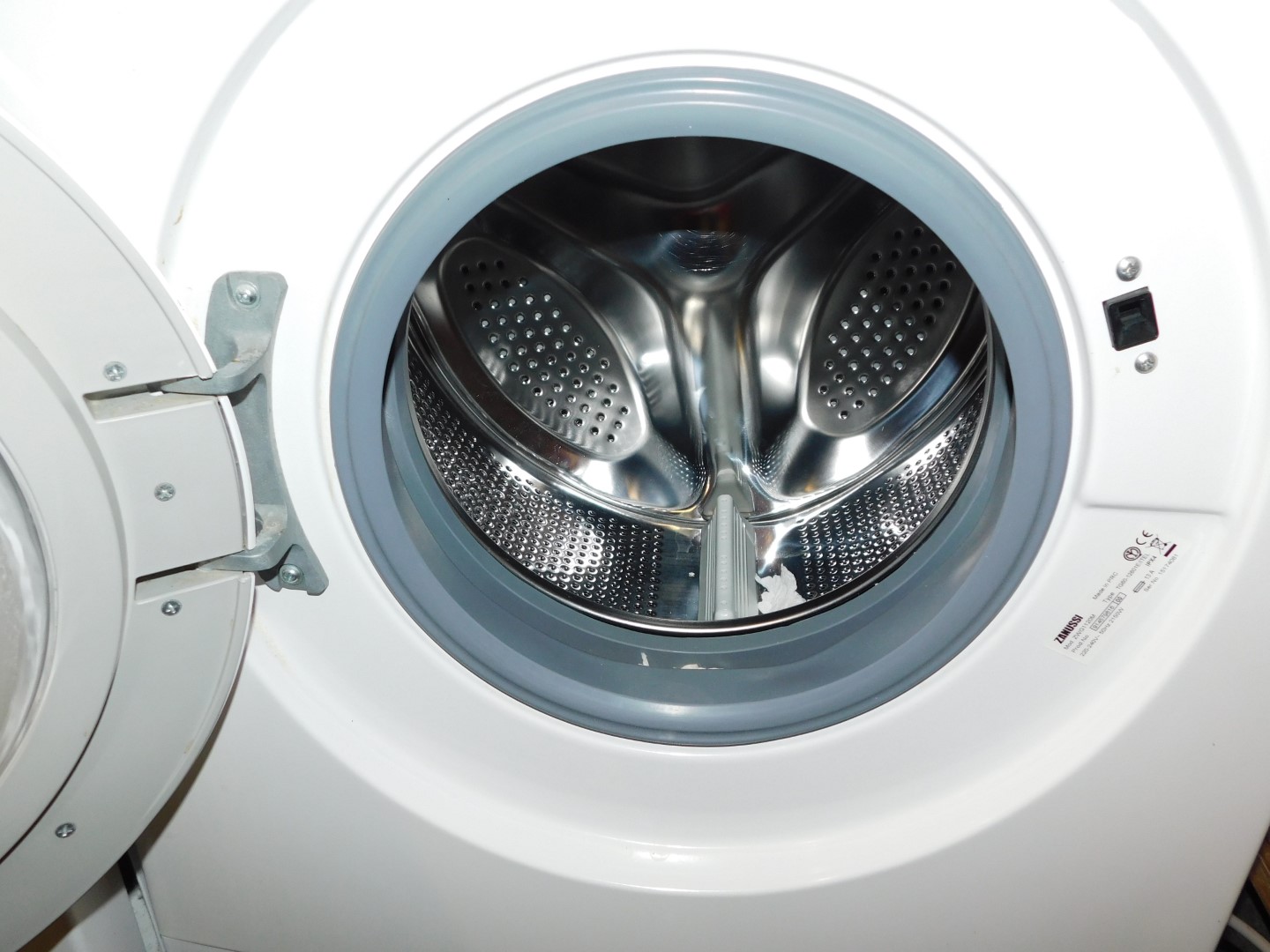 A Zanussi 6kg washing machine, model no ZWG1120M. - Image 2 of 2