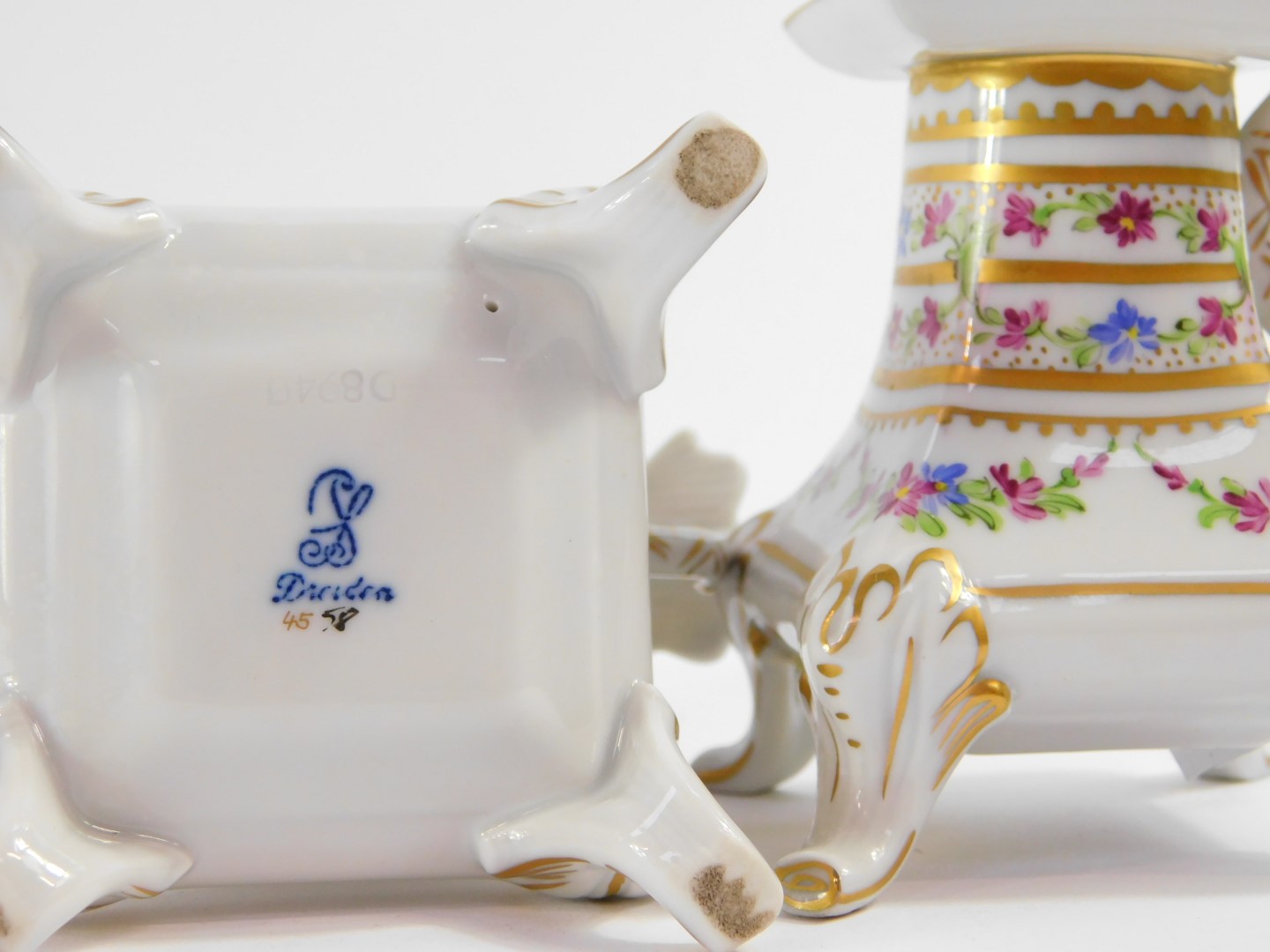 A pair of Royal Crown Derby late 19thC porcelain miniature campana vases, Imari decorated, printed - Bild 3 aus 3