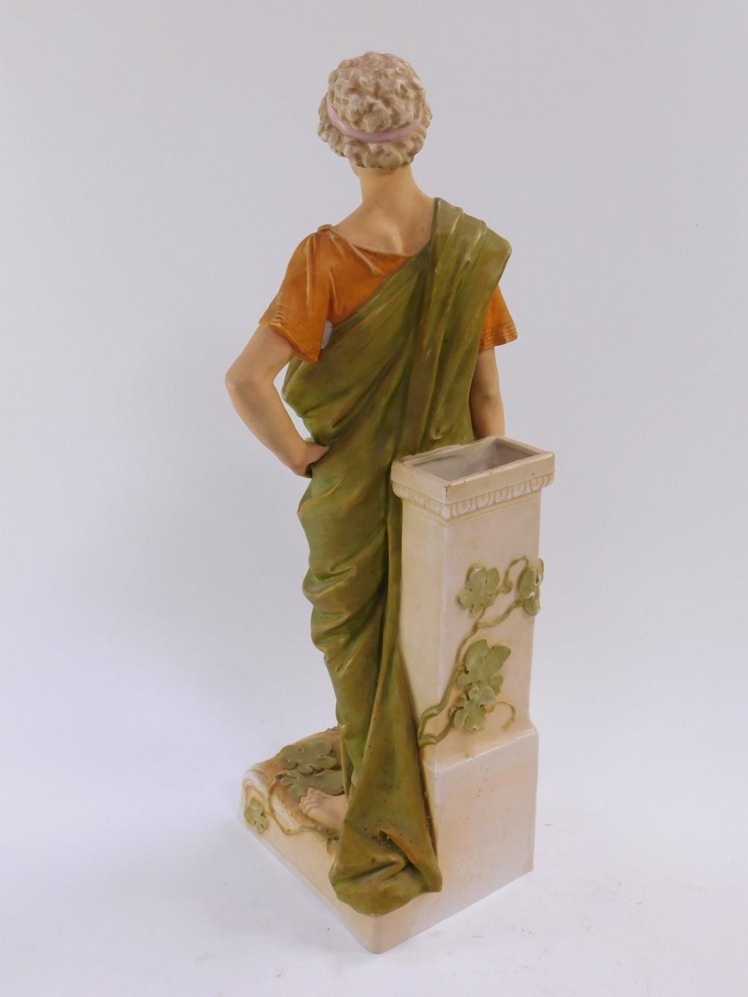 A Royal Dux blush porcelain figural vase, modelled as a Roman gentleman holding a ewer, standing - Bild 2 aus 3