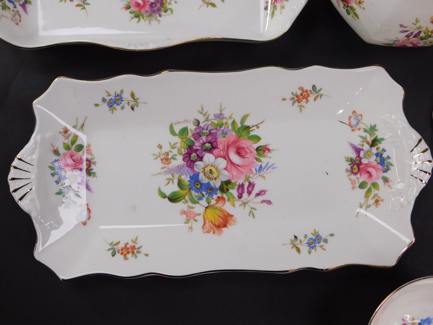A group of Aynsley porcelain decorated in the Howard Sprays pattern, including a pair of - Bild 2 aus 4