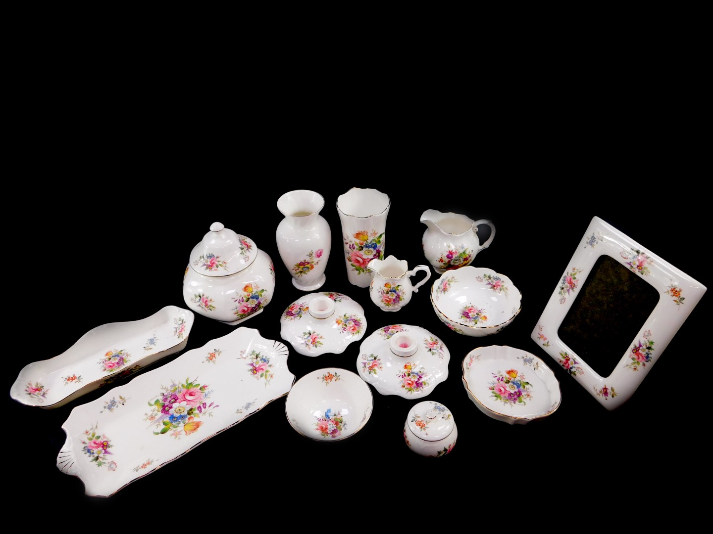 A group of Aynsley porcelain decorated in the Howard Sprays pattern, including a pair of - Bild 3 aus 4