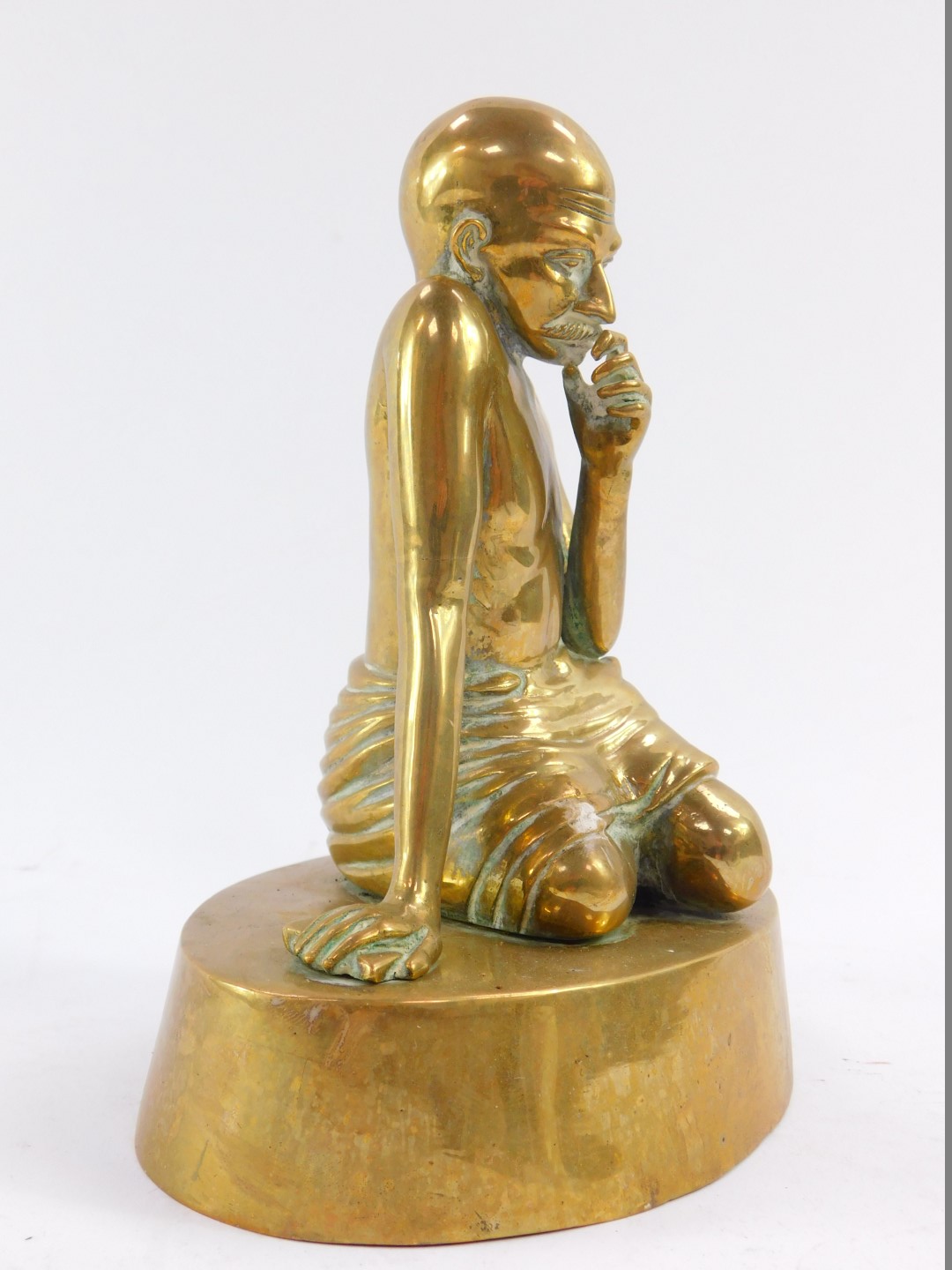 A brass figure of Mahatma Gandhi, modelled kneeling on an oval base, 20cm high. - Bild 2 aus 4