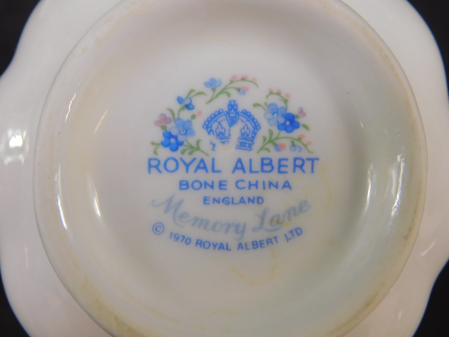 A Royal Albert porcelain part dinner and tea service decorated in the Memory Lane pattern, - Bild 4 aus 4