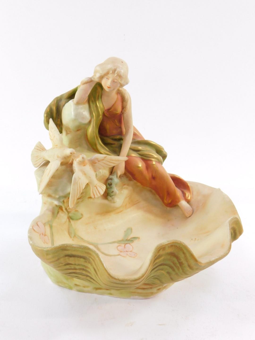 A Royal Dux blush porcelain bowl, modelled as a shell surmounted a maiden and two doves, number - Bild 2 aus 3