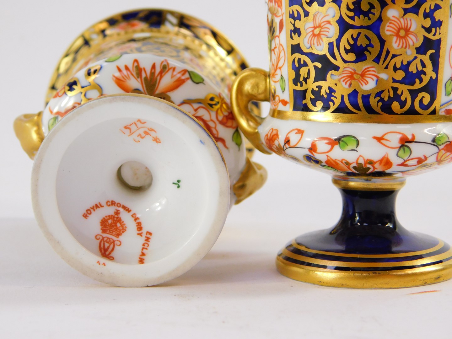 A pair of Royal Crown Derby late 19thC porcelain miniature campana vases, Imari decorated, printed - Bild 2 aus 3