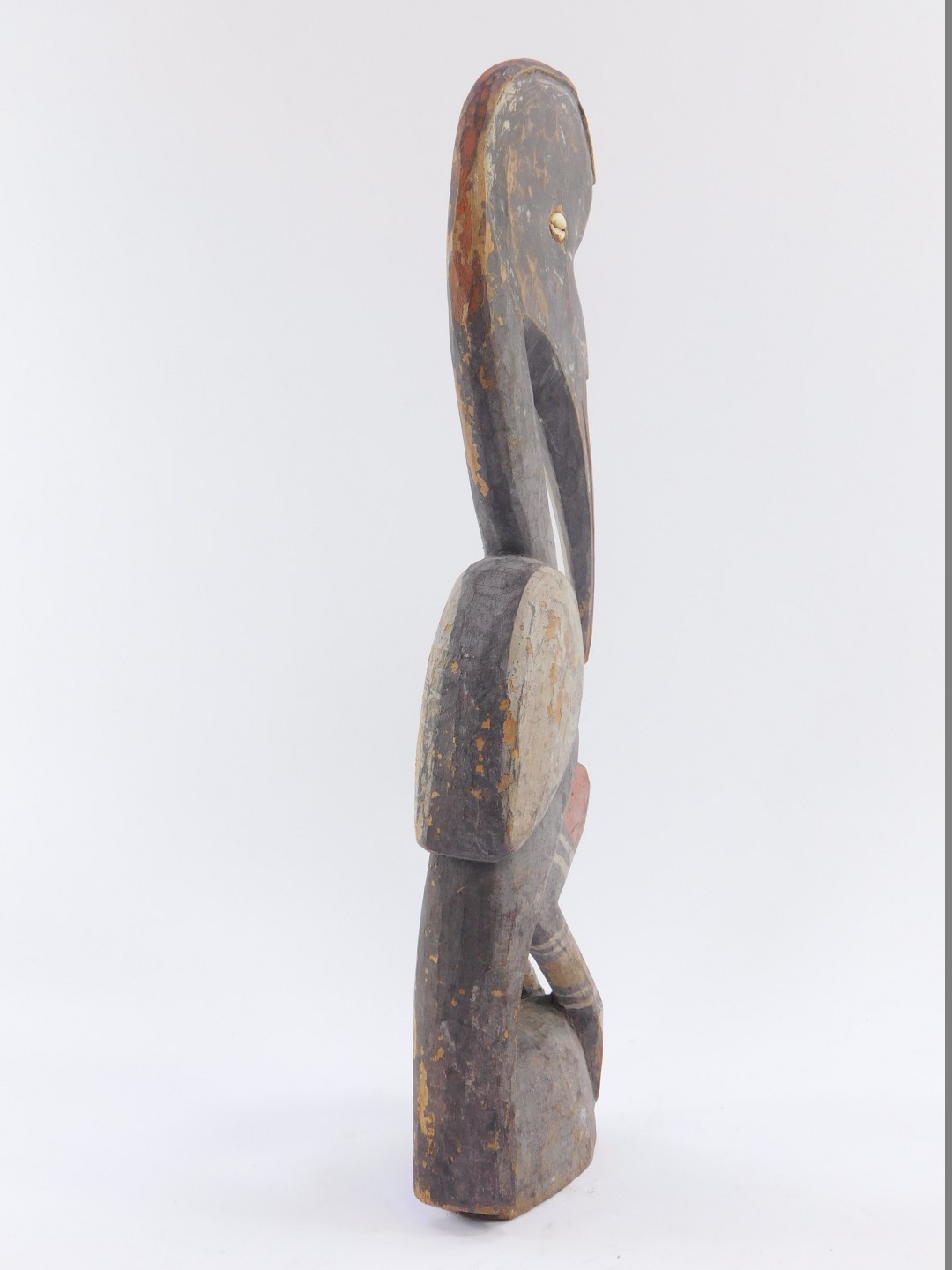 A Papua New Guinea Sepik carving of a bird, the eyes set with a shell, grey and red paint pigments - Bild 3 aus 3