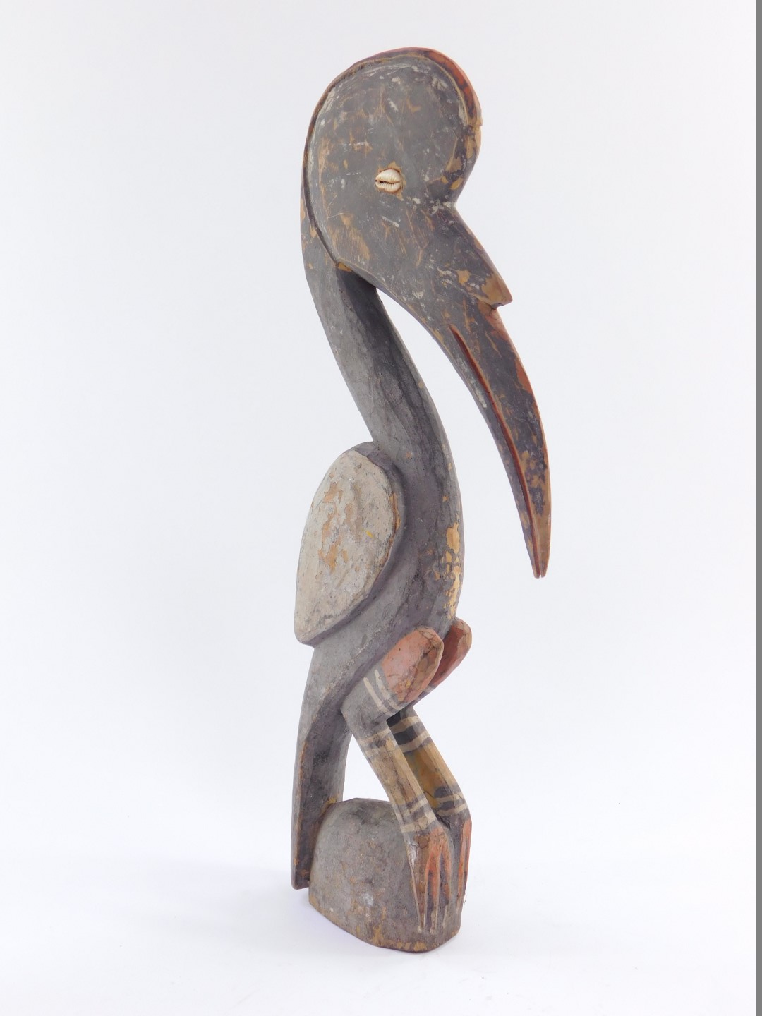 A Papua New Guinea Sepik carving of a bird, the eyes set with a shell, grey and red paint pigments - Bild 2 aus 3