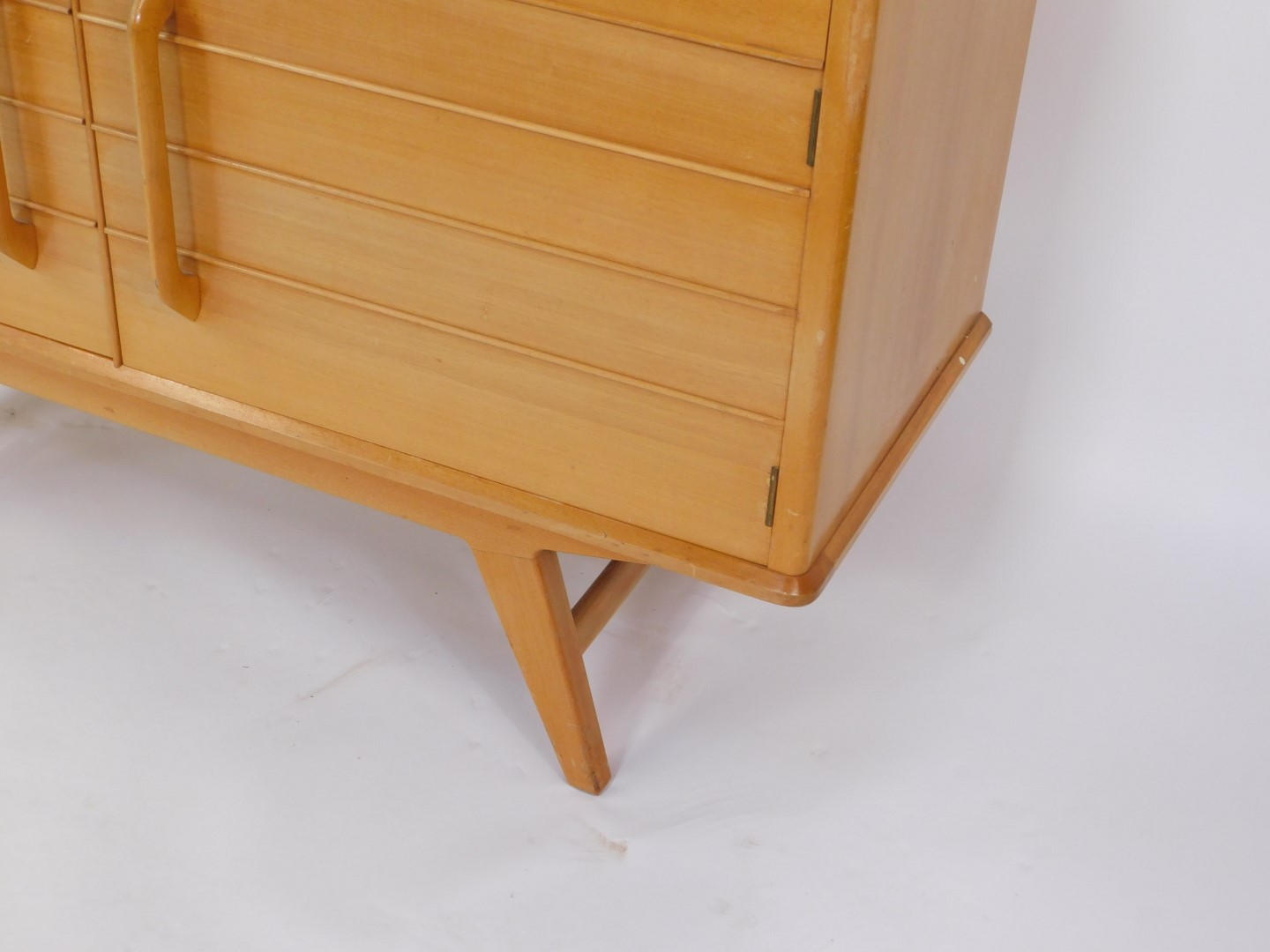 A Donald Gomme G-Plan 1950's light oak and beech sideboard, with a pair of drawers, one lined, - Bild 4 aus 4