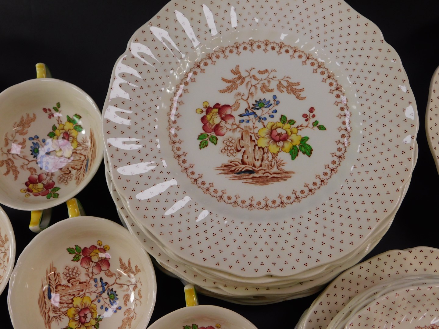 A Royal Doulton pottery part dinner service, decorated in the Grantham pattern, D5477, comprising - Bild 2 aus 3
