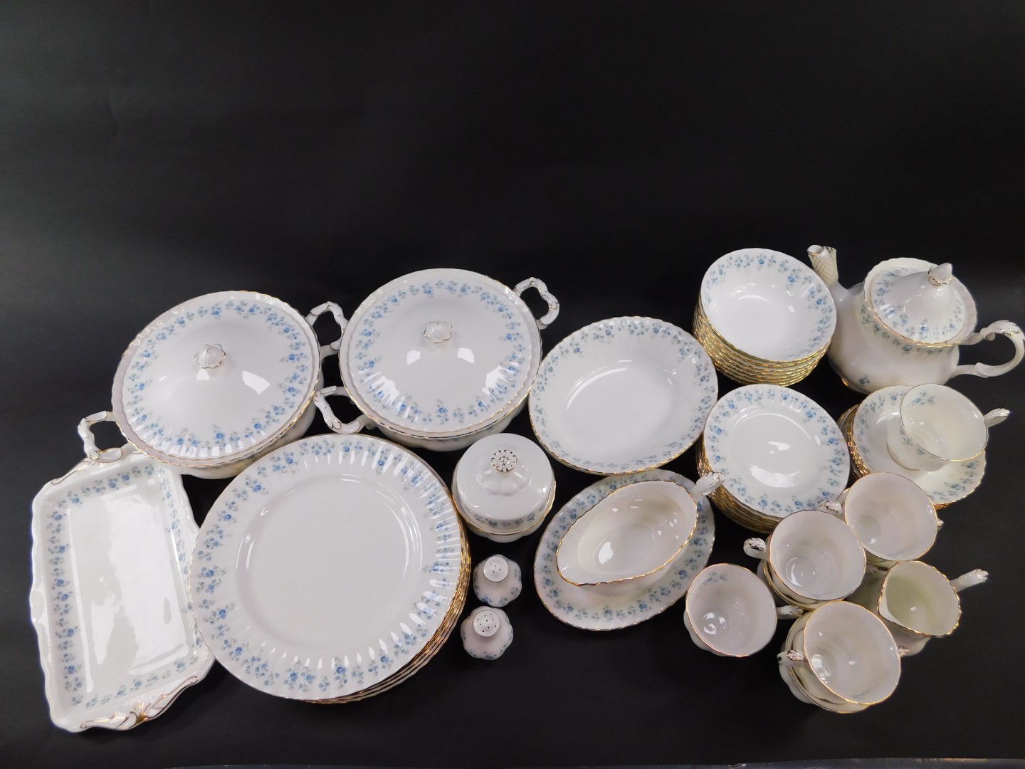 A Royal Albert porcelain part dinner and tea service decorated in the Memory Lane pattern, - Bild 2 aus 4