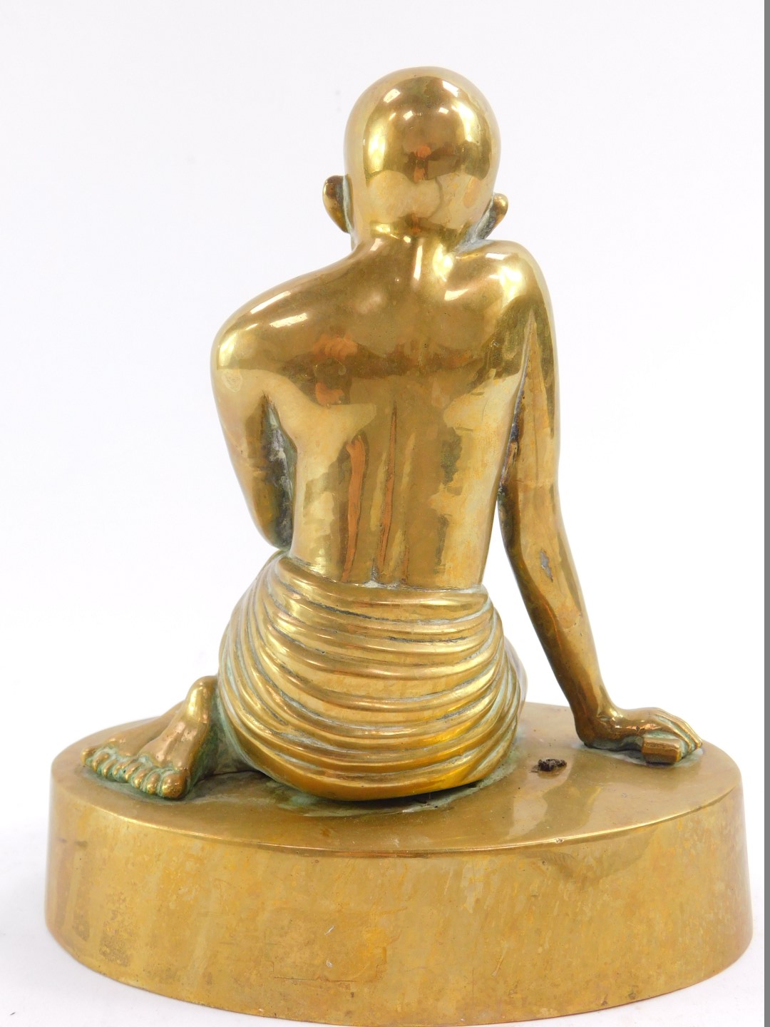 A brass figure of Mahatma Gandhi, modelled kneeling on an oval base, 20cm high. - Bild 3 aus 4