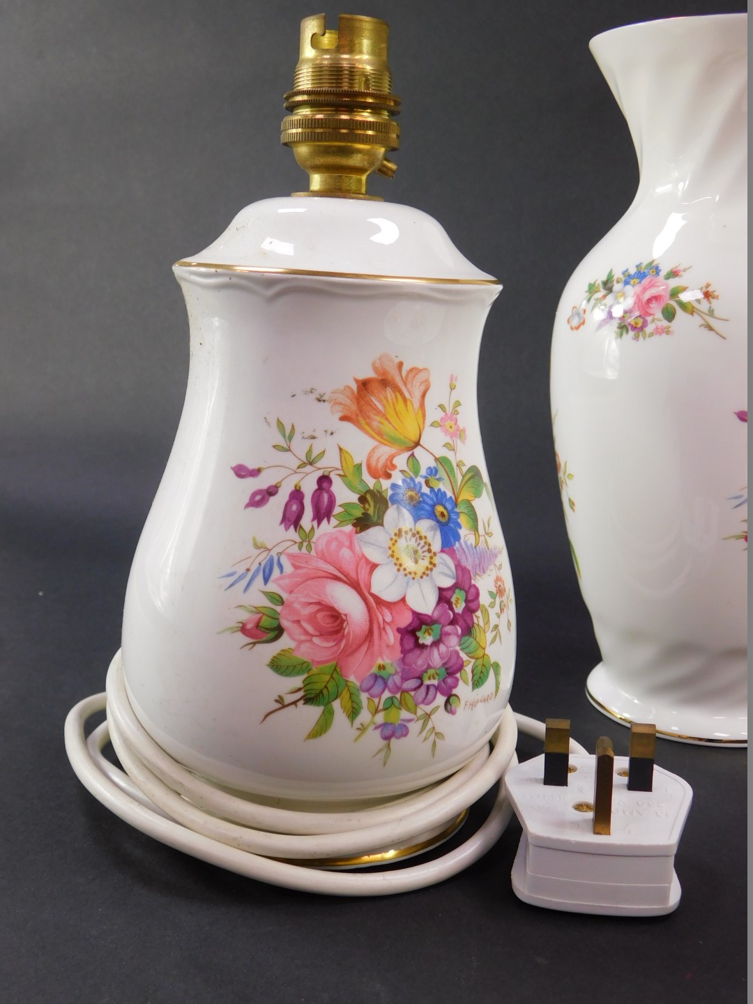 A group of Aynsley porcelain decorated in the Howard Sprays pattern, comprising a pair of table - Bild 2 aus 5