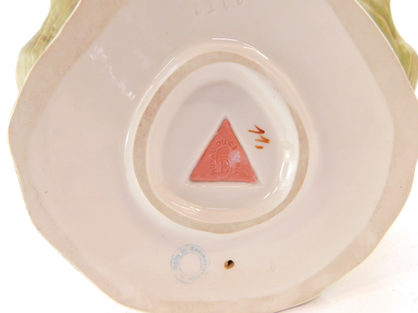 A Royal Dux blush porcelain bowl, modelled as a shell surmounted a maiden and two doves, number - Bild 3 aus 3