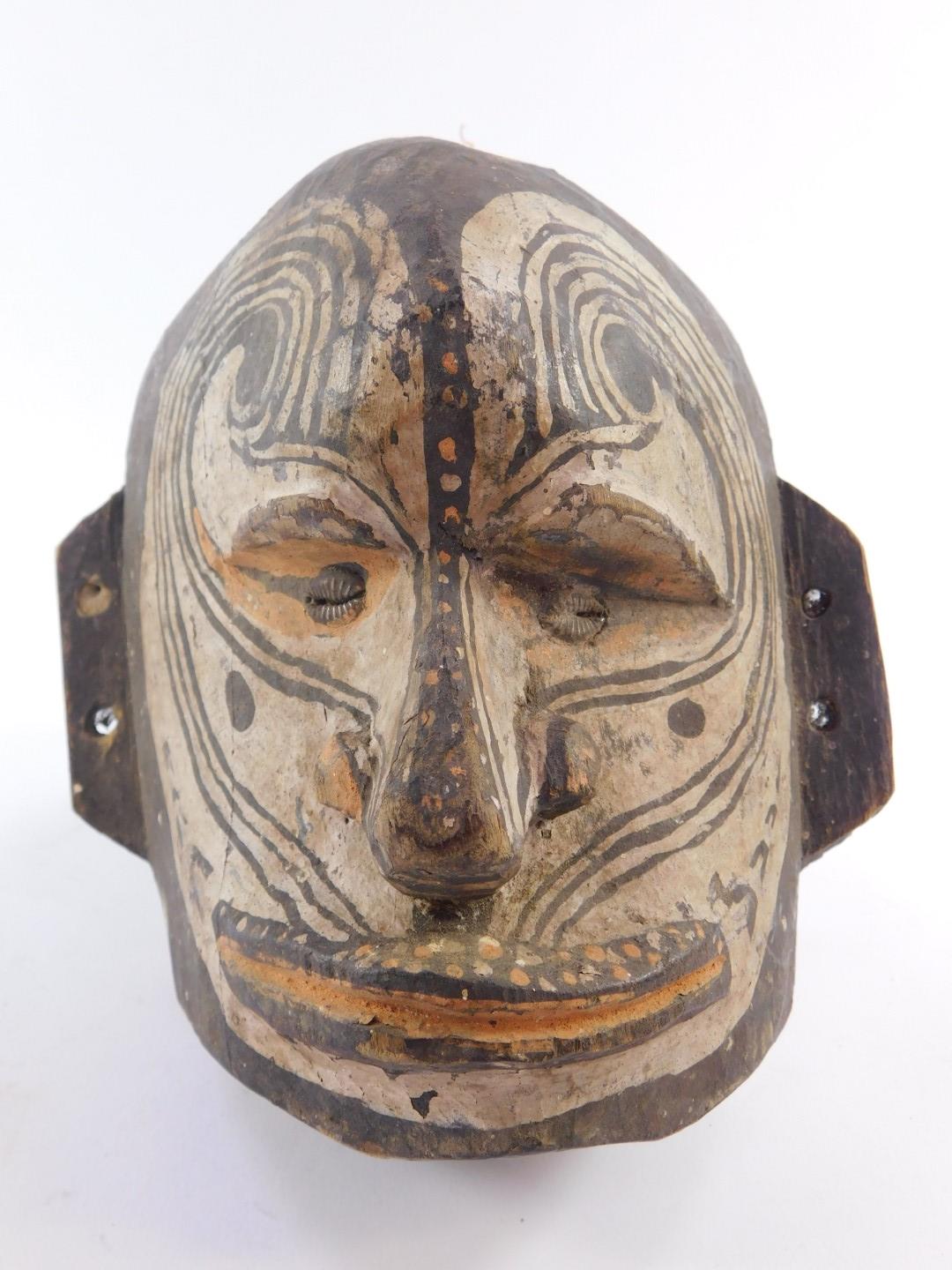 A Papua New Guinea Sepik tribal carved wooden bust, with shell inset eyes and painted facial - Bild 3 aus 3