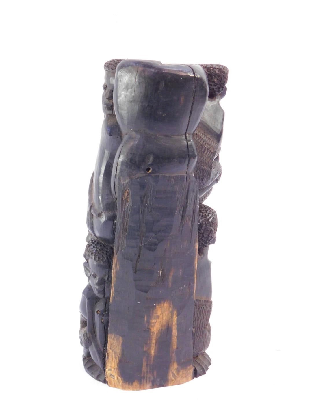 A Northern Mozambique Makonde ebony family tree carving, depicting two rows of eight crouching and - Bild 2 aus 2