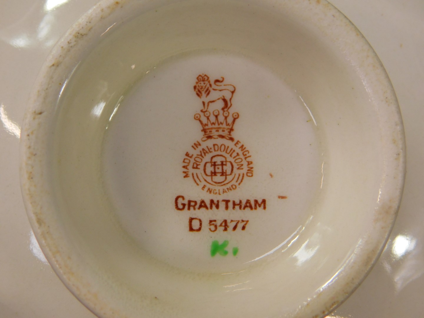 A Royal Doulton pottery part dinner service, decorated in the Grantham pattern, D5477, comprising - Bild 3 aus 3