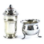 A silver cauldron shaped salt on three feet, and a pepper pot on a domed foot, 1¾oz.