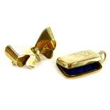 Two items of jewellery, comprising a 9ct gold bow brooch, 2.5g, and a 9ct gold plated locket. (2)