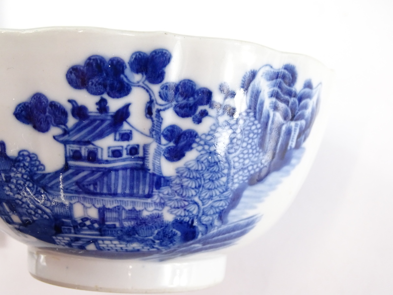 A Chinese export blue and white plate, decorated with geese, bamboo and a terrace, in blue within - Image 3 of 4