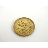 An Elizabeth II full gold sovereign 1963, 8.0g.