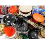 A quantity of kitchen items etc., to include pans, kettle, mixing bowl, two brass and ceramic