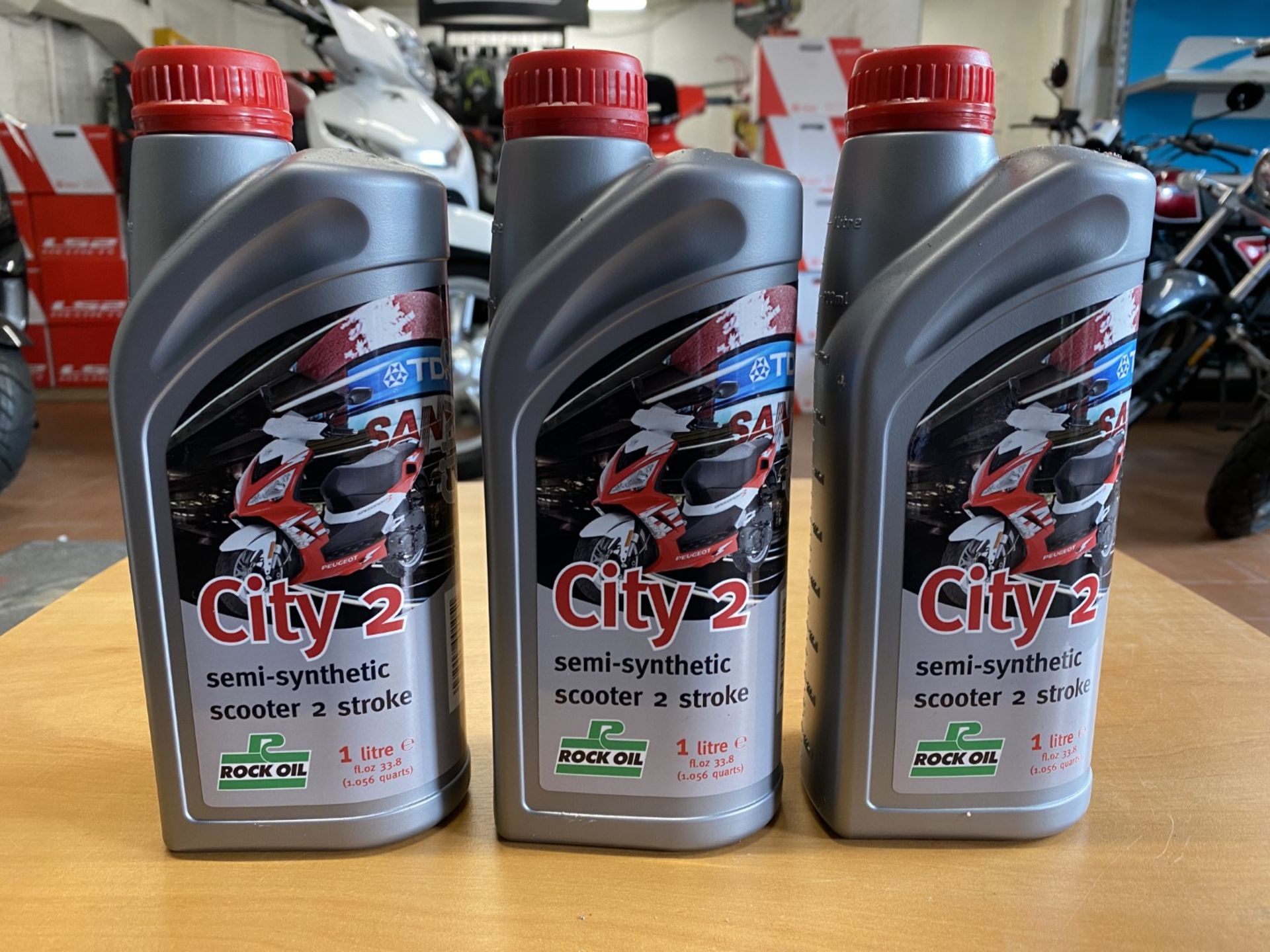 3x City 2 semi-synthetic scooter 2 stroke oil lubricant Q162 - ROCK OIL - 1 litre - Scooter oil - RR