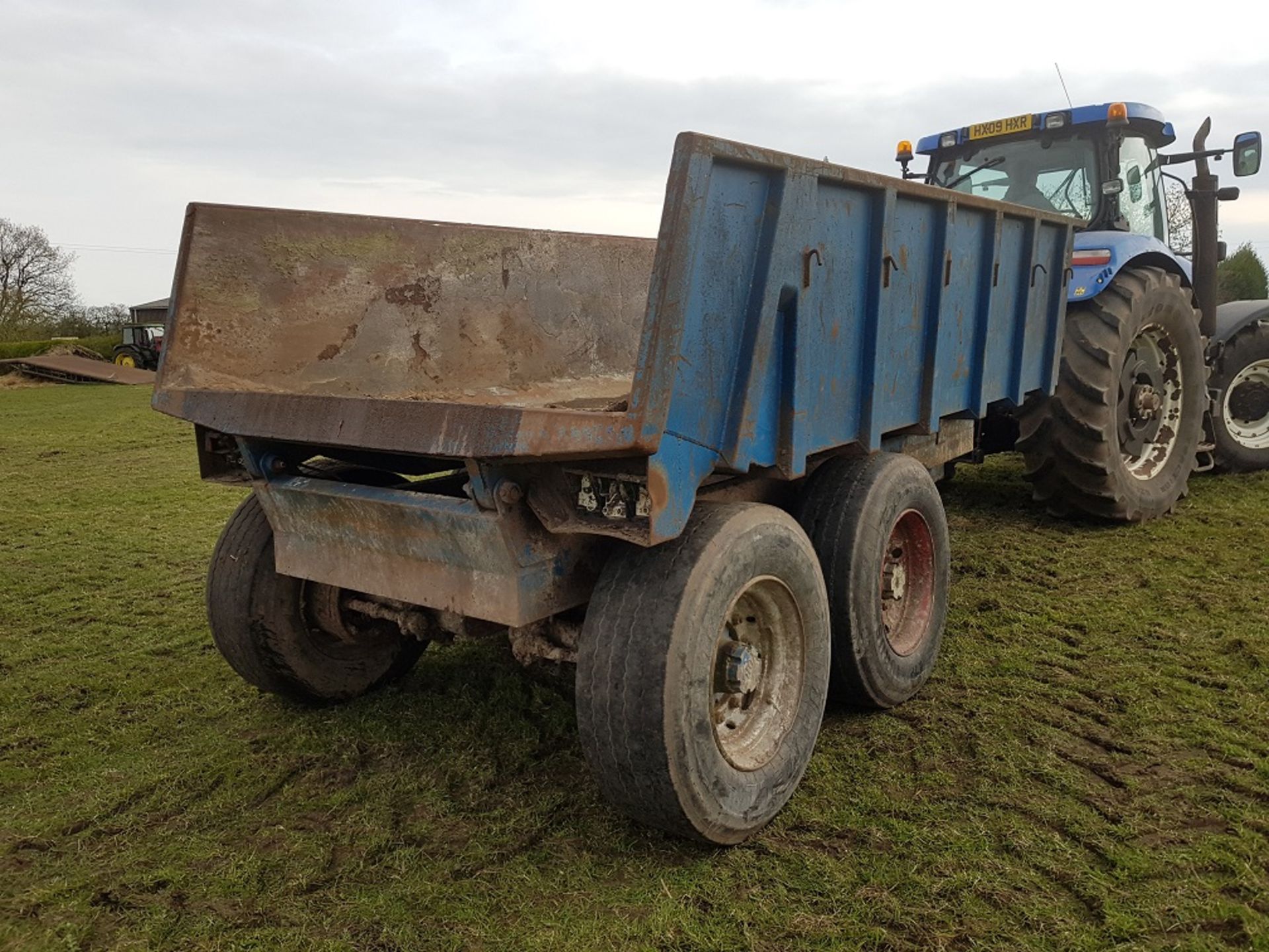 12T TANDEM AXLE DUMP TRAILER SUPER SINGLES - Image 2 of 5