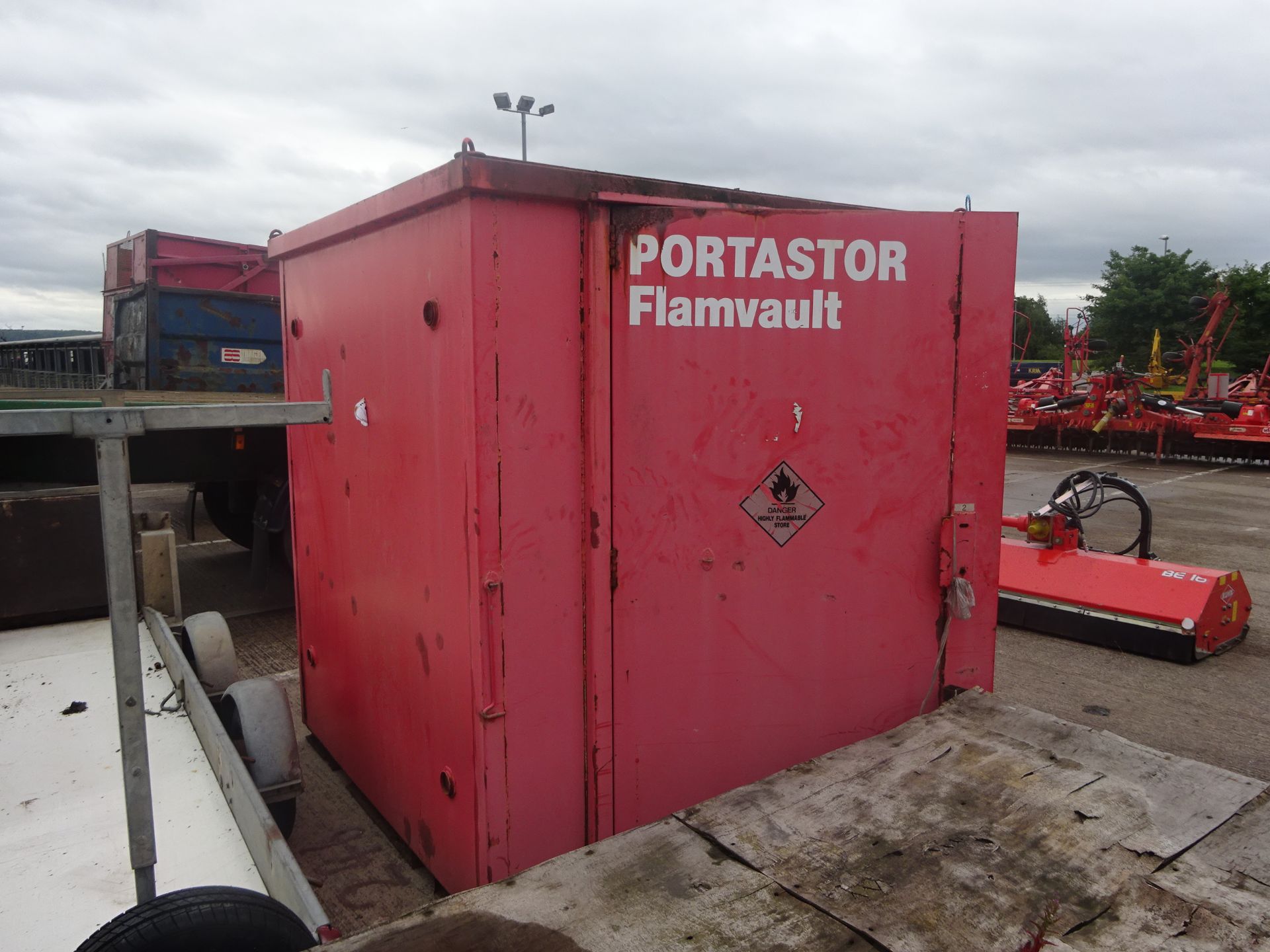 RED LOCKUP CONTAINER