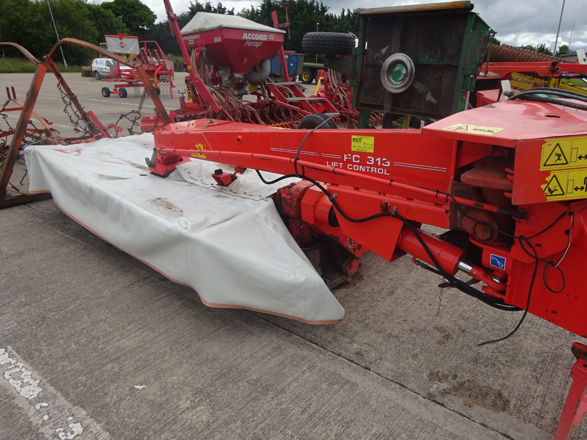 2002 KUHN FC313 REAR MOWER CONDITIONER - Image 2 of 3