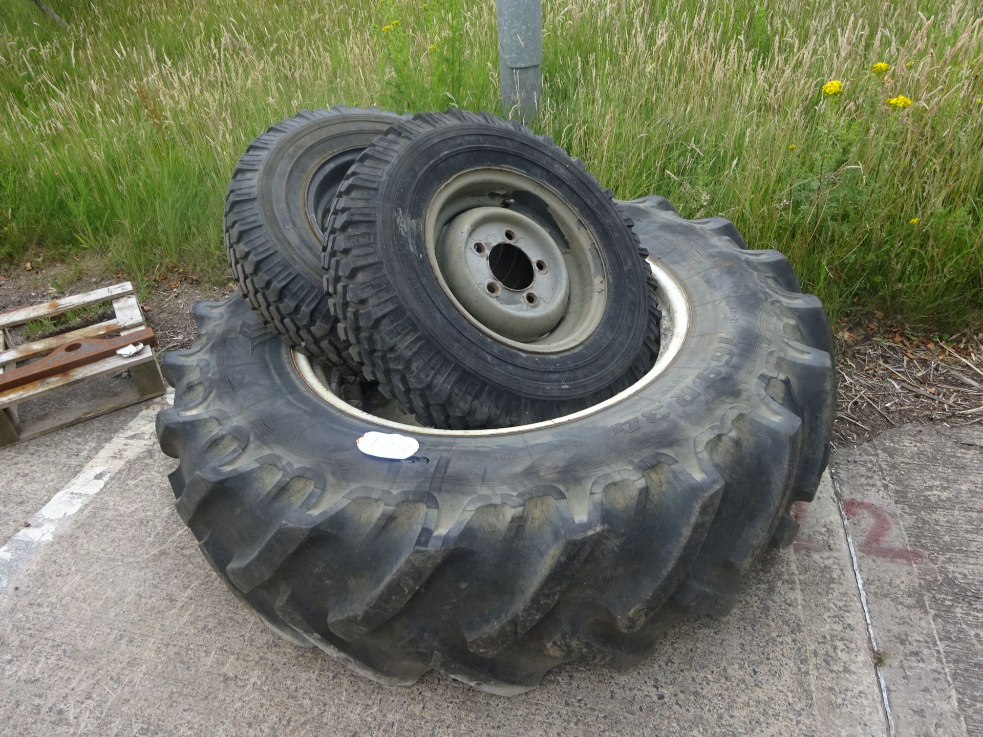 PAIR LANDROVER WHEEL & TYRE