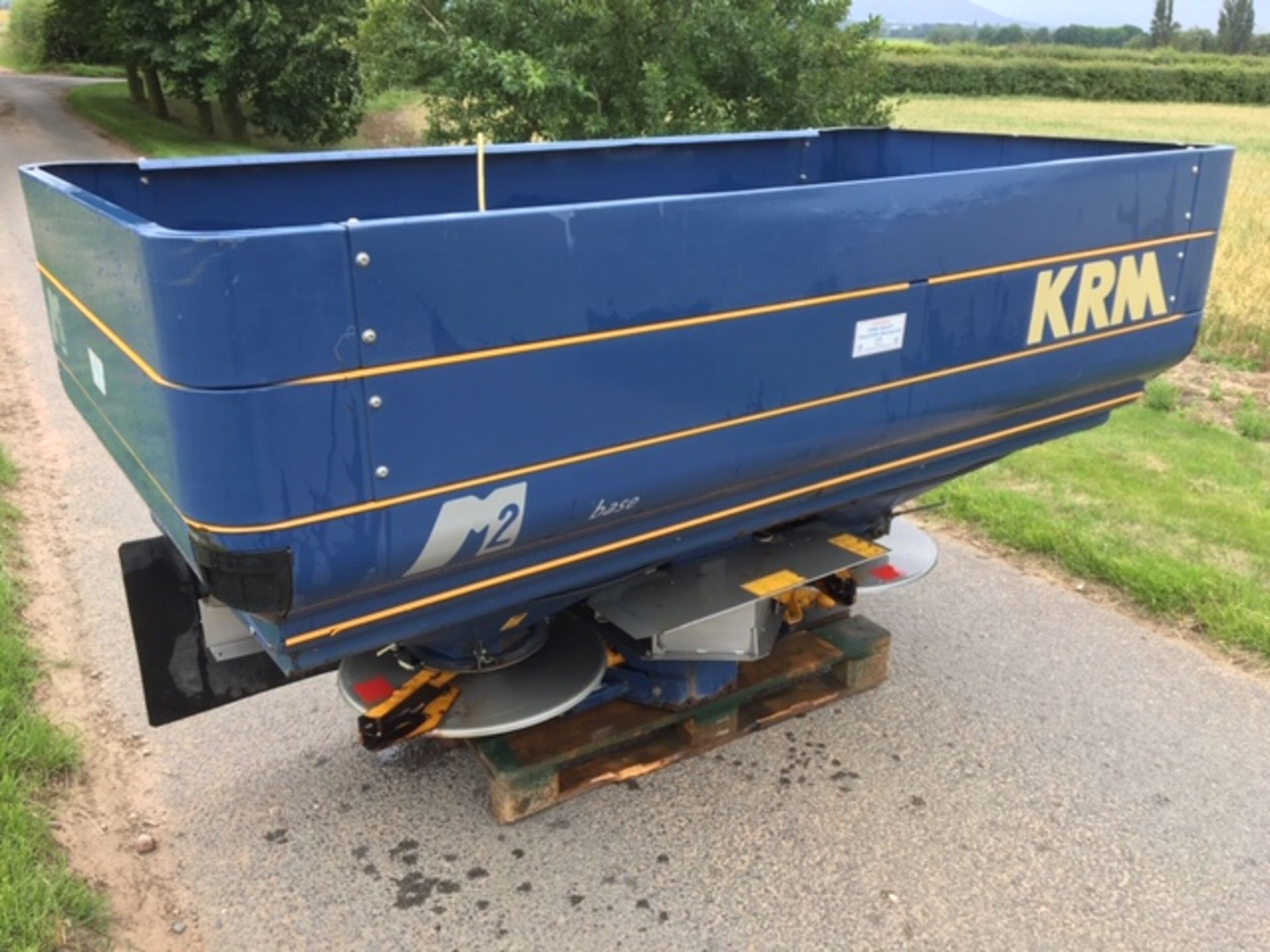 KRM (M2) FERTILISER SPREADER - Image 2 of 2