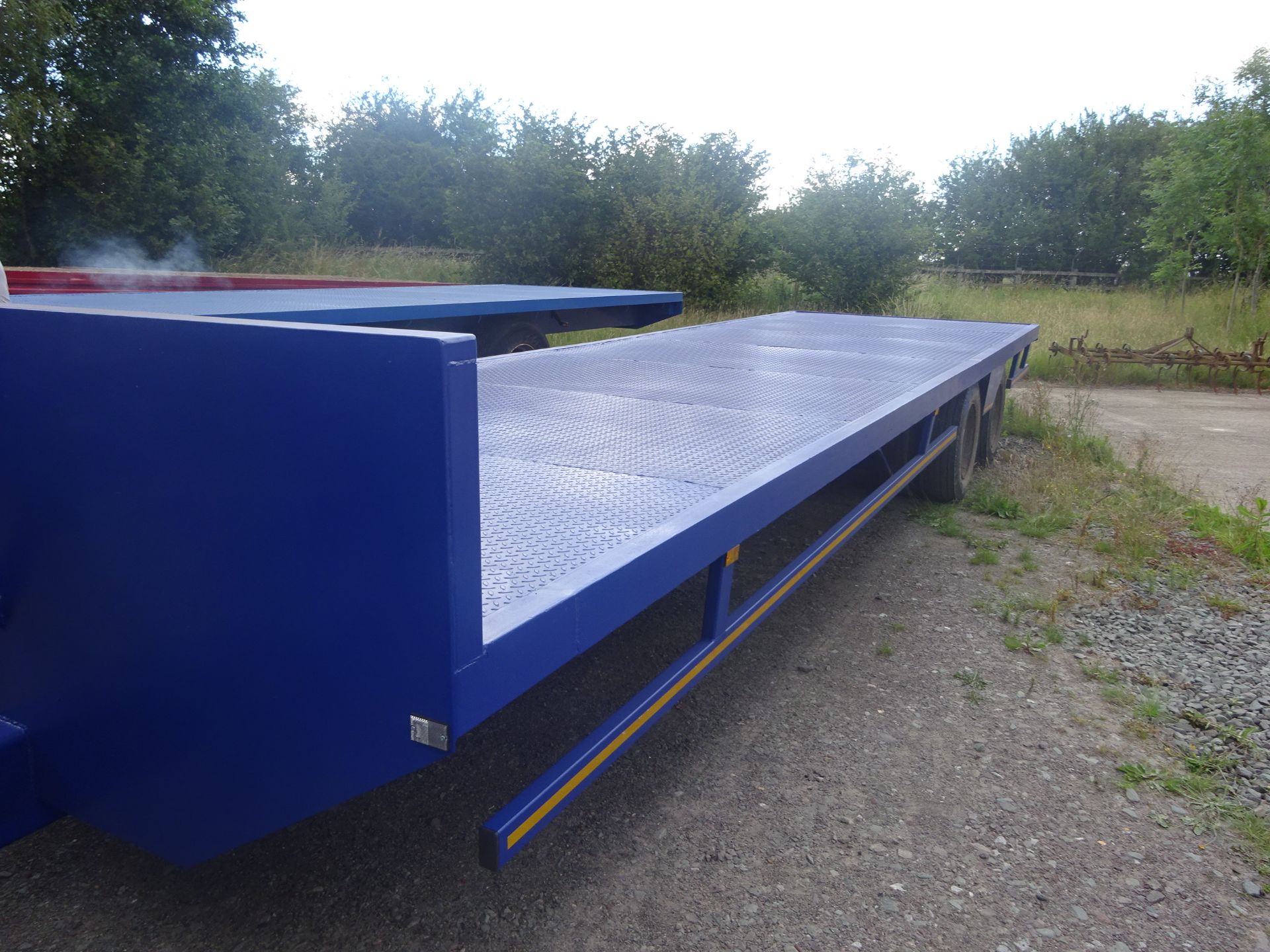 28FT TWIN AXLE TRAILER ON AIR BREAKS