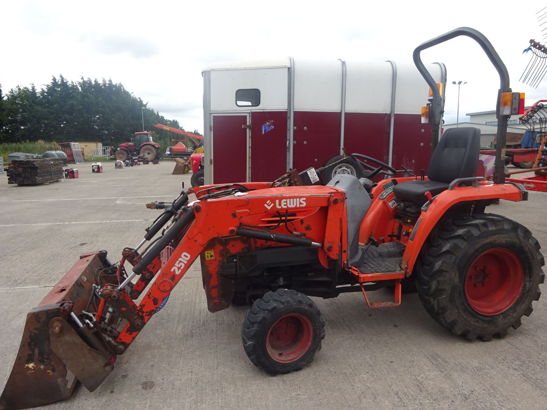 KUBOTA STV 32 TRACTOR C/W LEWIS LOADER GWO - Image 3 of 5