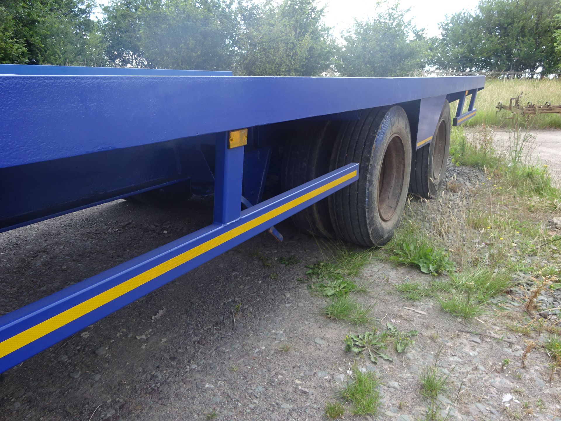 28FT TWIN AXLE TRAILER ON AIR BREAKS - Image 2 of 3