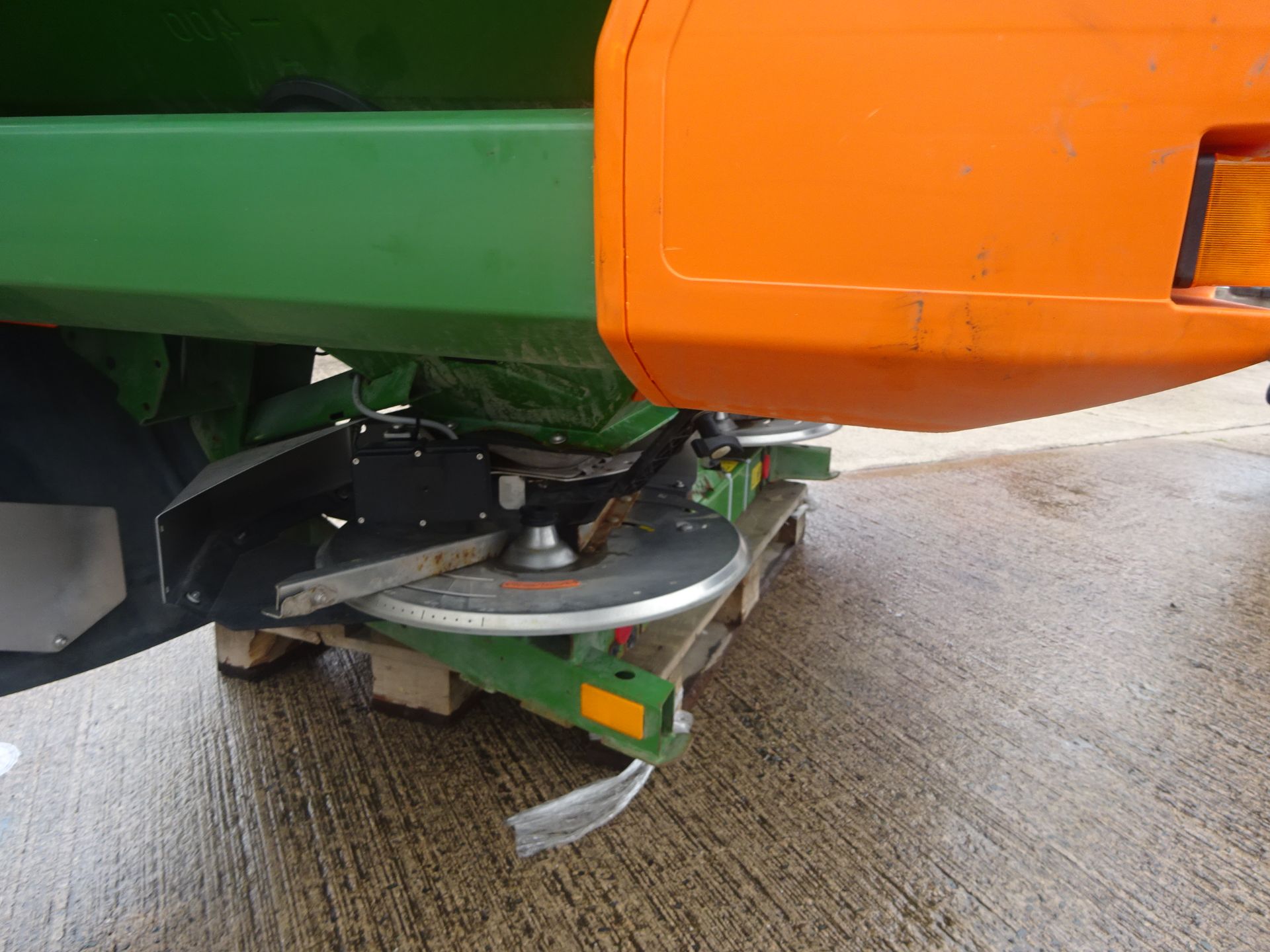 AMAZONE ZAM 3001 FERT SPREADER C/W WEIGH CELL & BOX - Image 2 of 3