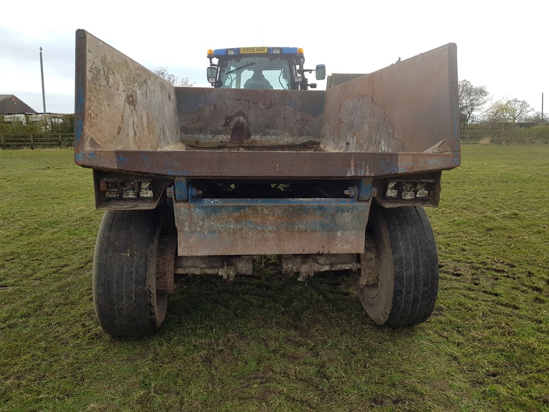 12T TANDEM AXLE DUMP TRAILER SUPER SINGLES - Image 5 of 5