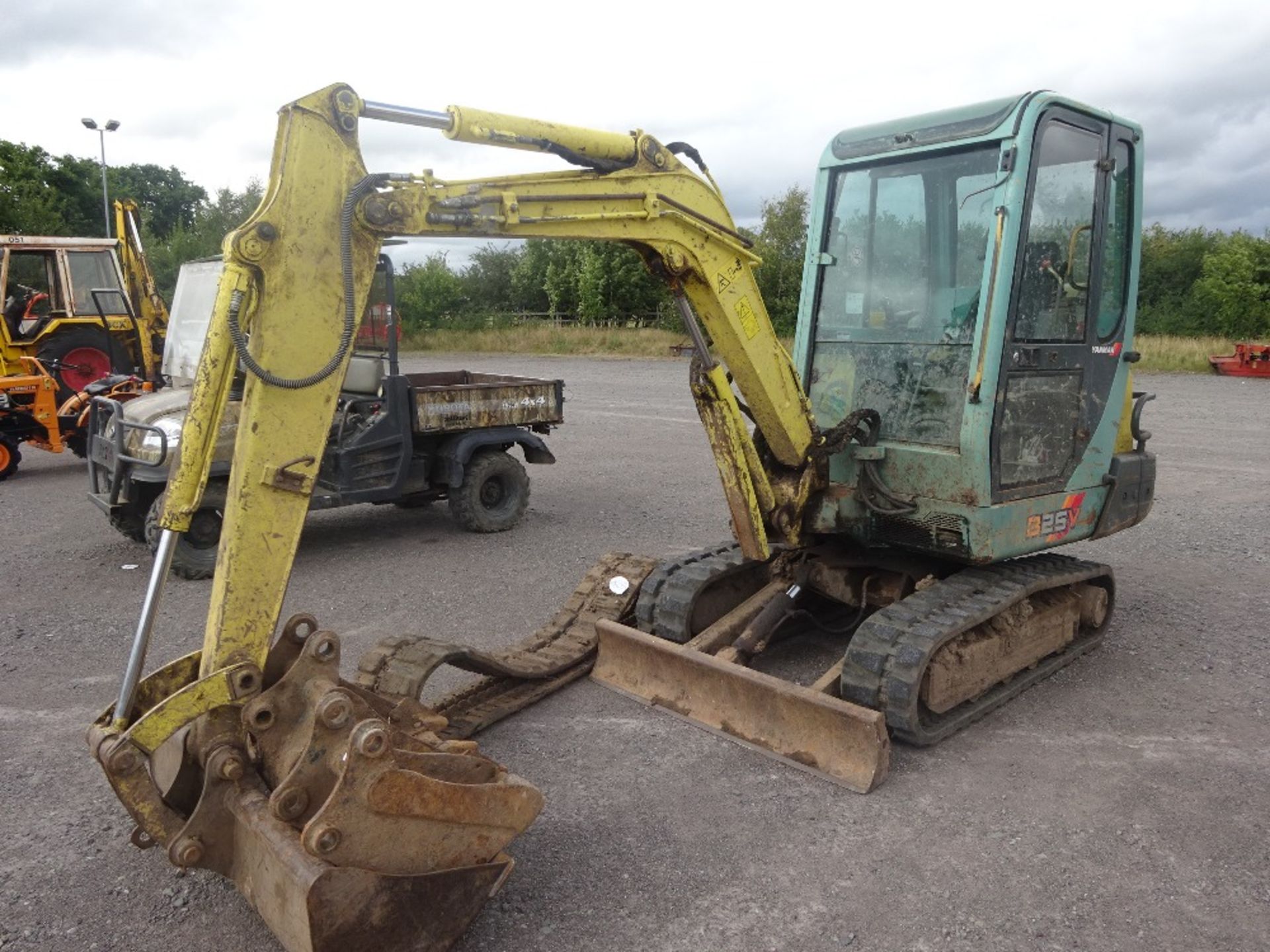 YANMAR 2.6T TRACKED DIGGER C/W 3 BUCKETS SPARE TRACK 4500 HOURS - Image 5 of 7